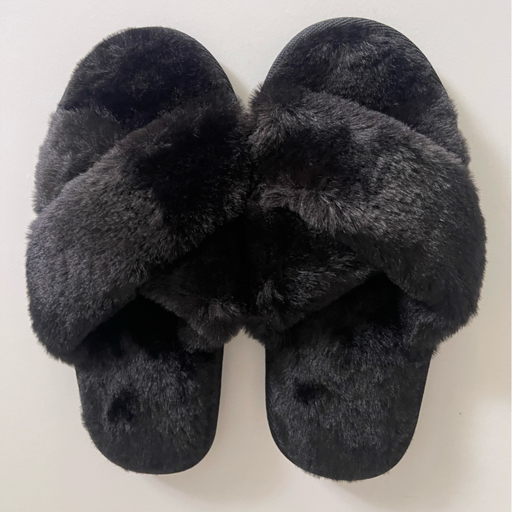 New Joyfolie girl black fur slippers.